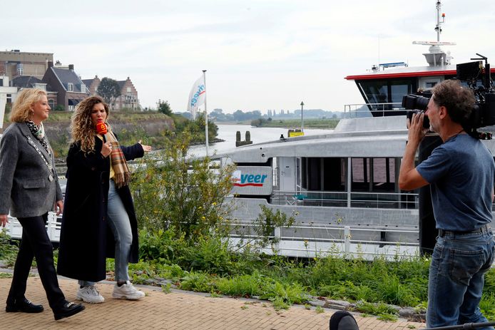 Burgemeester Reinie Melissant wandelt met verslaggever Rachel Rosier van Het Sinterklaasjournaal langs de ‘stroomboot’. © Cor de Kock