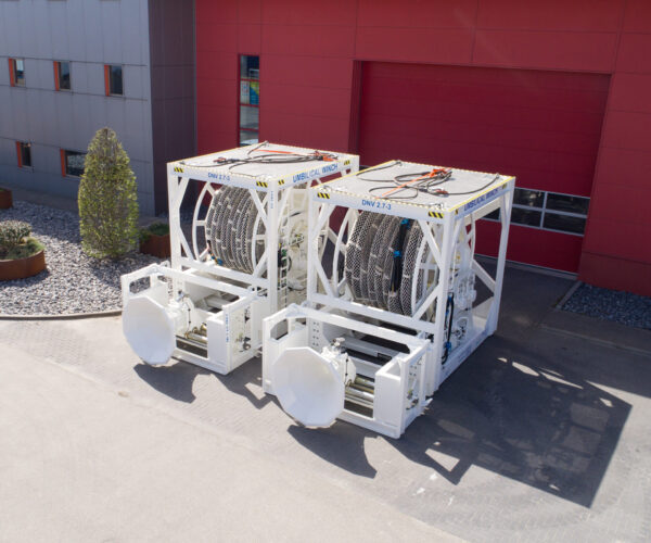 Umbilical winch with innovative spooling device and guiding horn